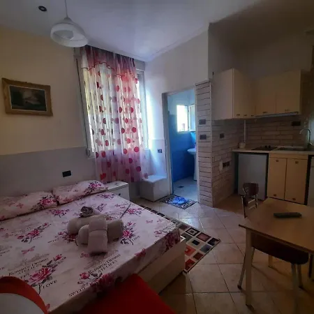 Lovely Amd Quite Appartament 1-1 * 티라나