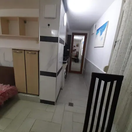 아파트 Lovely Amd Quite Appartament 1-1 티라나